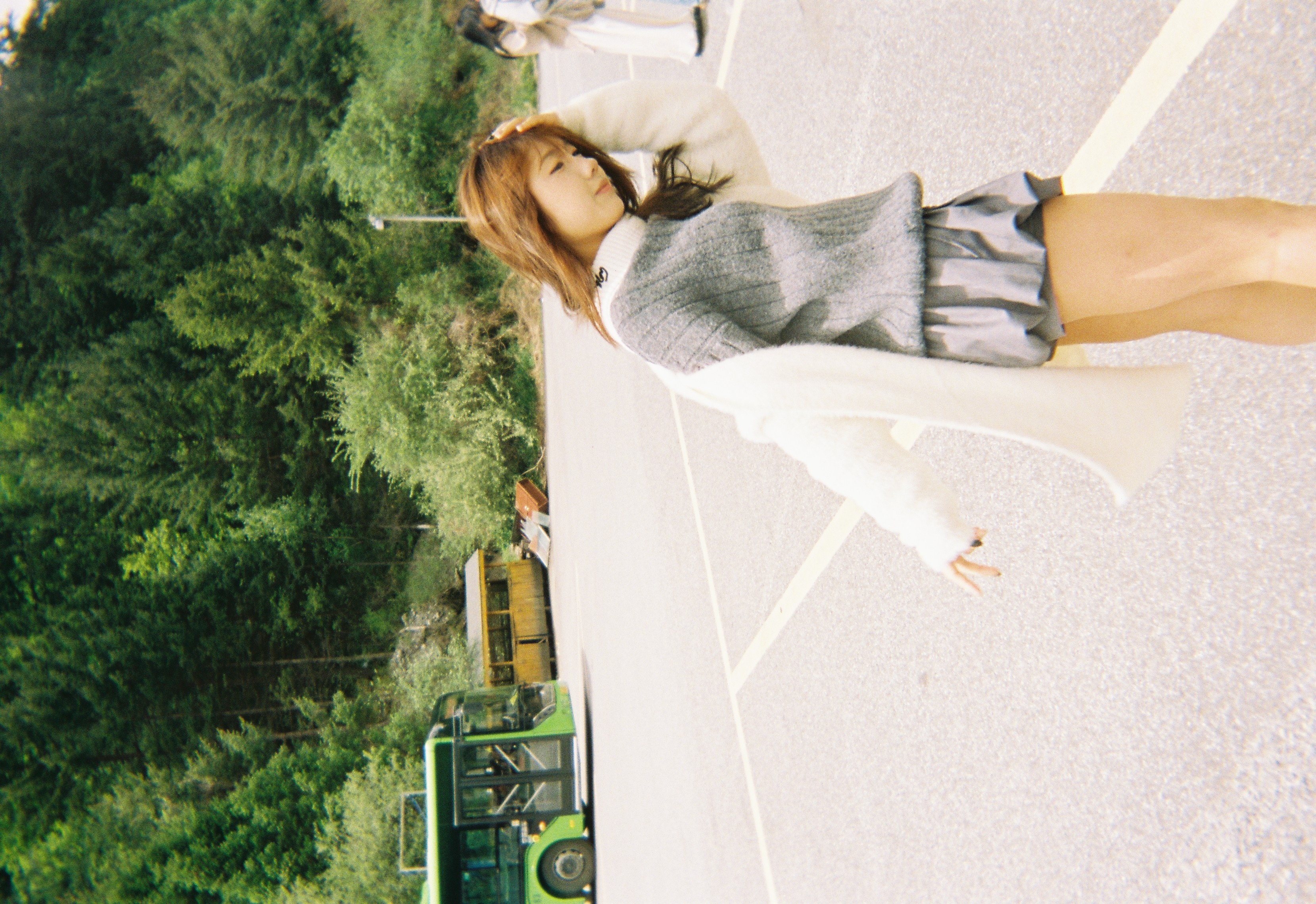 赵灿在山路上